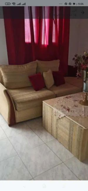 كنبة و طاولة