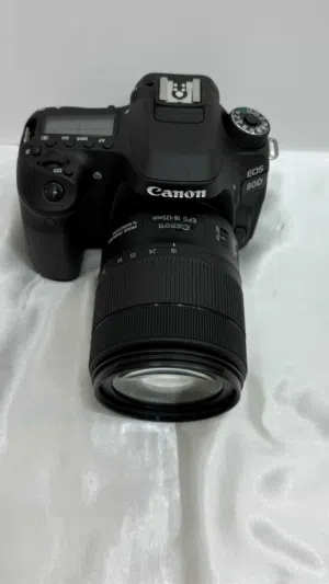 كاميرا Canon EOS 80D مع عدسة Canon EF-S 18-135mm IS USM. الكاميرا تأتي مع كامل ملحقاتها