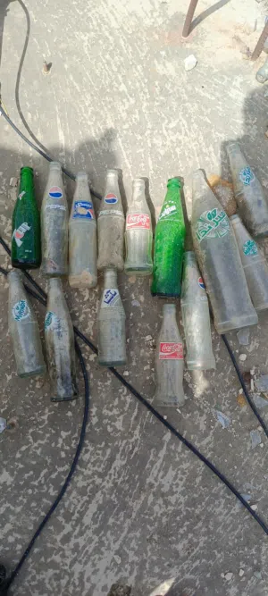 علب زجاجيه بيبسي وكاكاكولا وميرندا قديمه فارغه للبيع