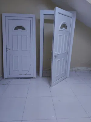 ابواب المنيوم PVC شيبه جديده لسا عليها الاصق