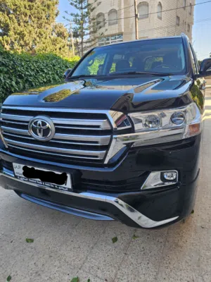 Toyota Land Cruiser VXR 2018 5700 CC — بحالة الوكالة ماشية 55 الف فقط