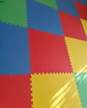 فوم ارضيه لحماية المتدربين لصلات الكارتيه والروضات ب8.5 دينار القطعه سماكة 2.5 سم