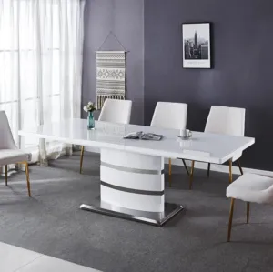 طاولة طعام خشبية قابلة للتمدد بتصميم عصري مع قاعدة معدنية قوية ولمسة فاخرة للغرفة ومثالية للاحتفالات