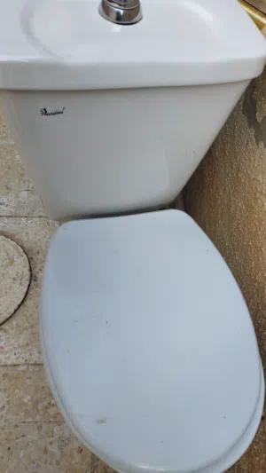 مرحاض ومغسلة مستعملات للبيع لون ابيض