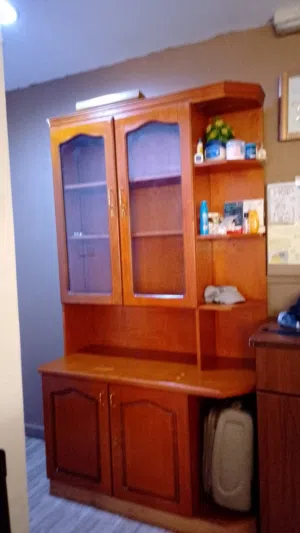 للبيع مكتبه نظيفه جدا وخشب قوي لايوجد فيها اي كسور