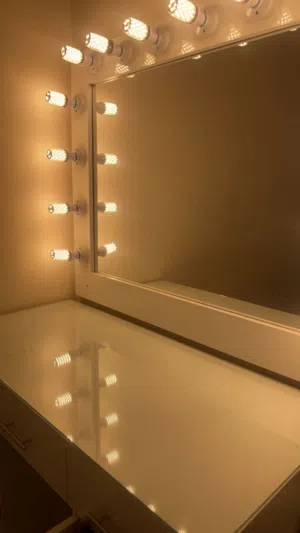 تسريحة ومرايا مكياج للبيع