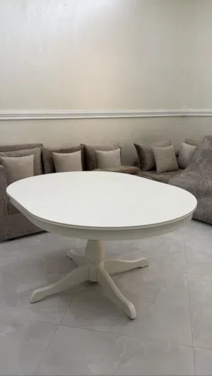 طاوله نظيفه مافيها اي شي جاهزه