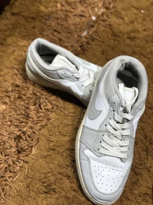 نايك ابيض شبه جديد