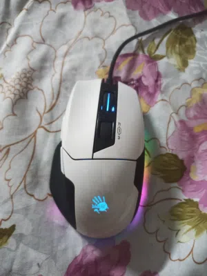 ماوس ألعاب من نوع A4Tech Bloody W70 Max باللون الأبيض.