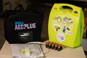 للبيع: جهاز صدمات وإنعاش القلب ZOLL AED Plus (صناعة أمريكية)