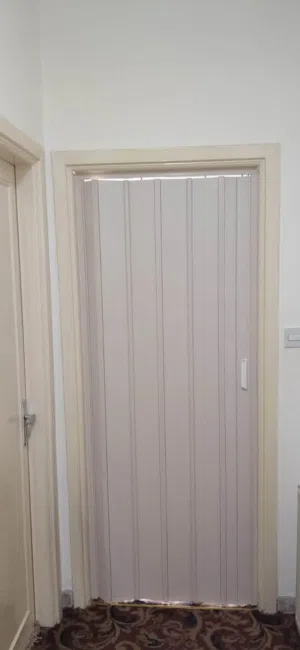 باب اكورديون لون ابيض للبيع