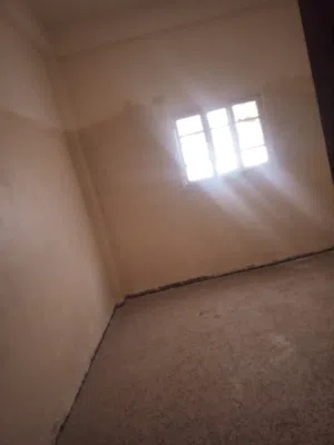 عماره 3طوابق للبيع الزرقاء الغويرية بجانب ملك الالبان كل طابق فيه 3غرف ومطبخ وحمام وصالون .