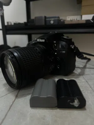 كاميرا Nikon D7200 (نظيفة جداً) وياها بطاريات وشاحنه ورام 32
