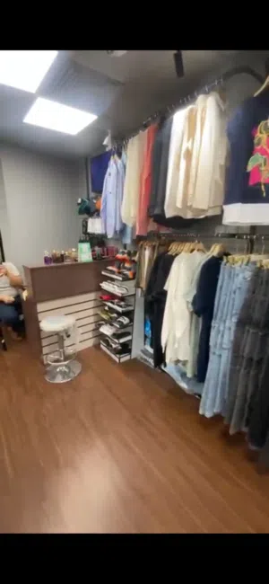 محل ألبسة رجالي نسائي للبيع