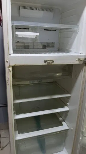 ثلاجة كبيرة شغالة من احسن مما يكون