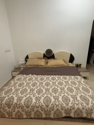 للبيع سرير مزدوج مع الكبيت وتسريحه