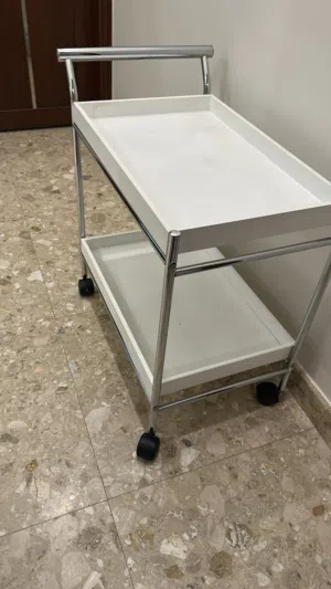 طاولة تقديم وضيافه بحالة ممتازه مزوده بعجلات وحافه عاليه