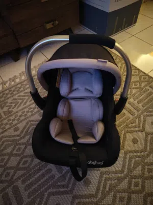 كرسي سيارة حديث الولادة