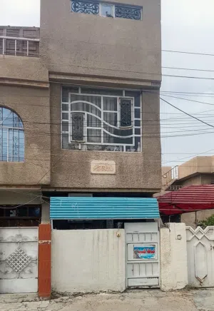 سلام عليكم بيت 100 متر طابو ملك صرف واجهة 4 متر نزال 25 طابقين 4 غرف نوم ومطبخ وحمام وبيتونة وسطح كا