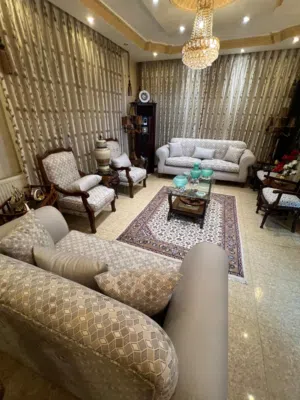 طقم كنب 7 مقاعد مستعمل بحال الوكالة مع طقم طربيزات