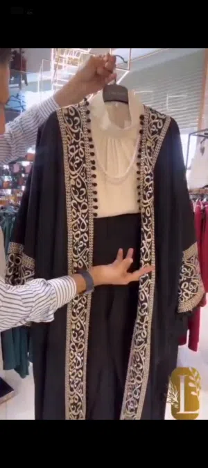 طقم ثلث قطع عباي وبلوزة وبنطلون يوجد عدة مقاسات