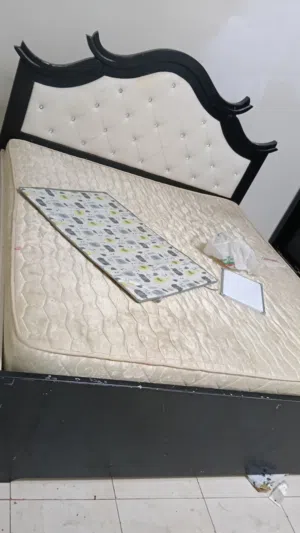 للبيع غرفه نوم بدون تسريحه وسرير نفر ونص مع2 متاري وكرسيين وزوليتين وطاوله استقبال كامل 50دينار  للت