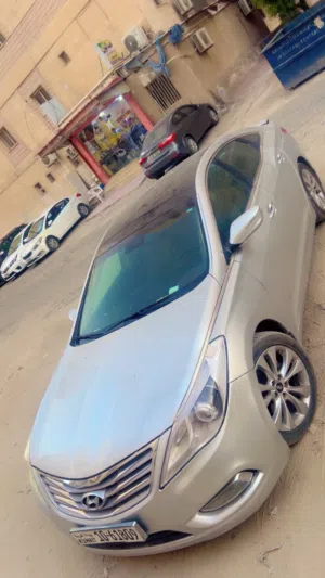 سيارة ازيرا شرط الفحص بانوراما بيما سنه تكييف ممتاز 2012
