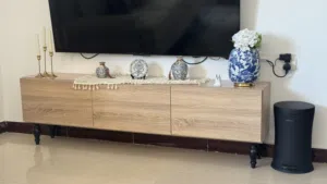 ميز تلفزيون قياس 160 3 جرارات كبيرة جديد لونه خشبي مع أرجل لونهه اسود موديل مودرن نظيف جداً
