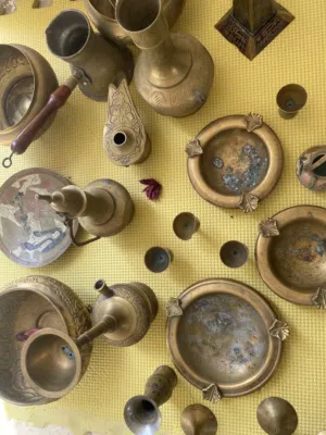 تحف نحاسيه مشكله. دلات فناجين وصواني  وأباريق ببور انتيكه قديمه.
