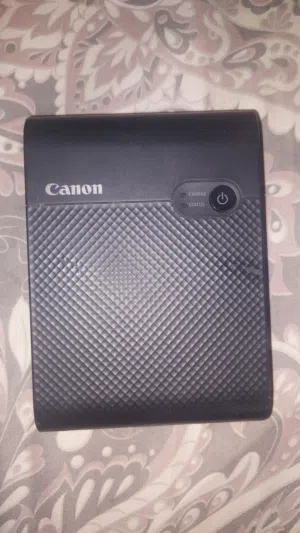 طابعة Canon SELPHY Square QX10 هي طابعة صور محمولة ذكية مصممة خصيصاً لطباعة صور تحتاج الي حباره فقط