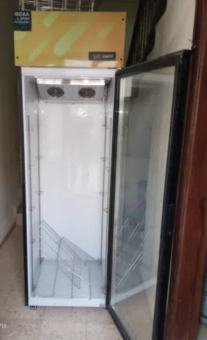 ثلاجه عرض حجم كبير للبيع