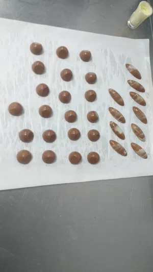حلويات كيك وشوكولاته نصف دوام