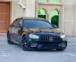 مرسيدس بنز E300  موديل 2017 عليها كت E63 AMG  فل اوبشن    تبريد وتسخين الكراسي