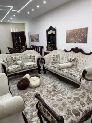 للبيع طقم كنب ملكي فاخر مميز يظهر بلونين من كل جهة ويعطي الطقم شكل غني وأنيق