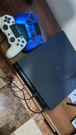 بلاستيشن 4 مع أيادي ثنتين