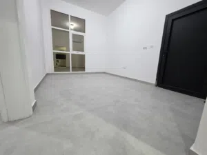 للإيجار شقه مدخل خاص اول ساكن غرفه وصاله بمدينه الرياض جنوب الشامخه قريبه من الاشاره