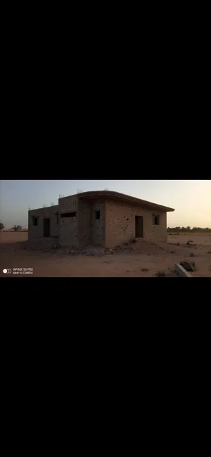 قطعة ارص سكنية مقام عليها منزل عظم بطريق المطار