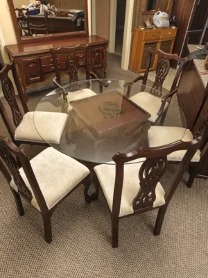 طاولة و 6 كراسي بحالة ممتازة