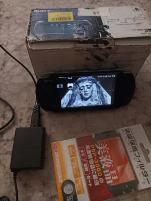 PSP-3000  64GB مهكر يحتوي العاب وقابل للزيادة شاحن اصلي وكارتونته مع لاصق حماية  للشاشة ياباني