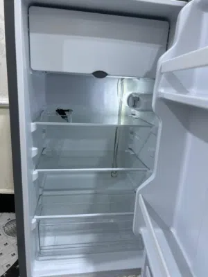 ثلاجه صغيره شبه جديده شركه ميديا