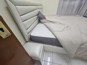 شقه مفروشه غرفه وصاله مع مطبخ جاهز وحمام مع انترنت غرفه نوم وصاله مع كليدور