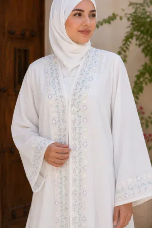 عباية مطرزة ومشكوكة بالخرز واللولو لون بيج اوف وايت مقاس X لارج موديل راقي من قماش الجورجيت الفاخر