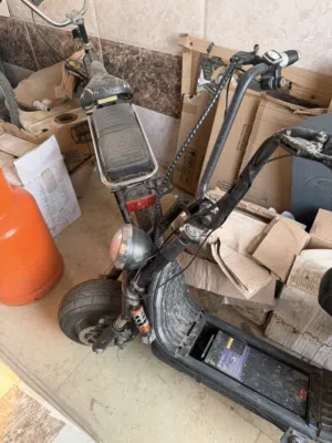 سكوتر مع كامل مستلزماته لا يغرك انه وسخان و قديم اذا طلع موب كويس لك الي تبيه
