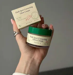 كريم  Axis-Y Dark Spot Correcting Glow Cream، وهو كريم مرطب كوري من اكسس واي  (K-beauty)