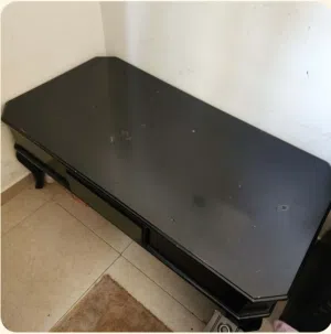طاوله وسطه في غرفه المعيشه
