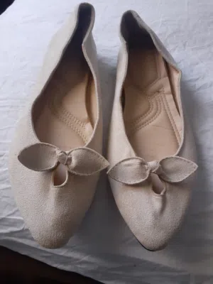 حذاء نسائي جلد طبيعي مقاس 41 صيني لون بيج (اف وايت)