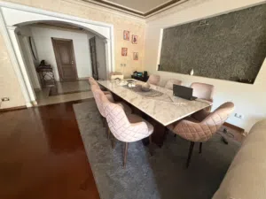 للبيع – طاولة سفرة من رخام كرارا مع 8 كراس