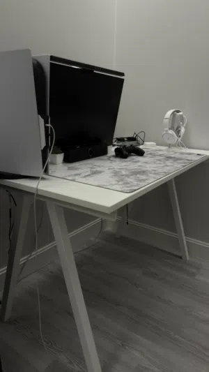 طاولة ايكيا نظيفة استخدام خفيف