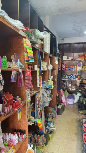 محل نثريات ومنظفات للبيع بسعر مغري