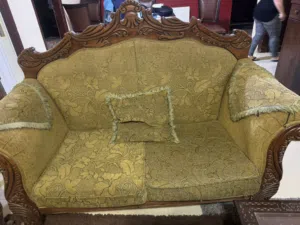 طقم كنب كلاسيك نضيف يدوب في كمن خدشه بسعر حرق
